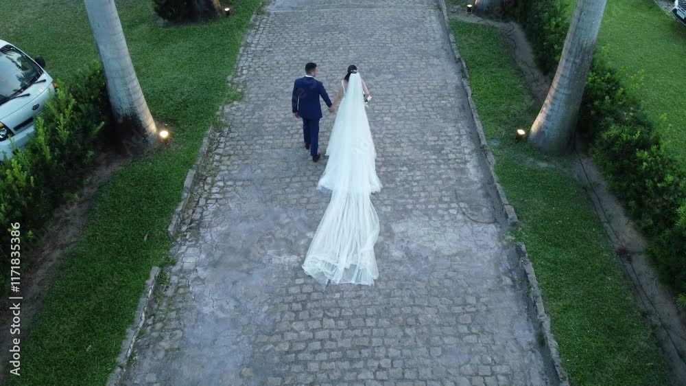 Casal recém casados passeando