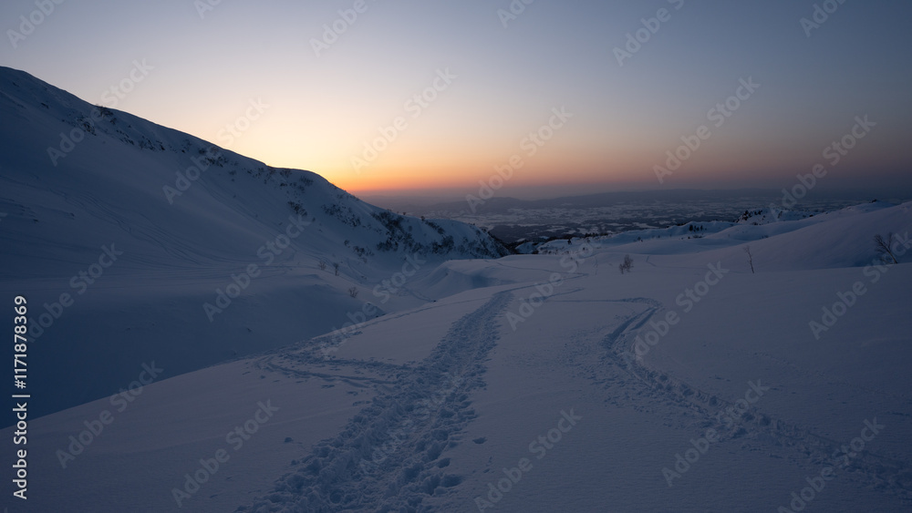 夕焼けと雪山 夕焼けと雪山