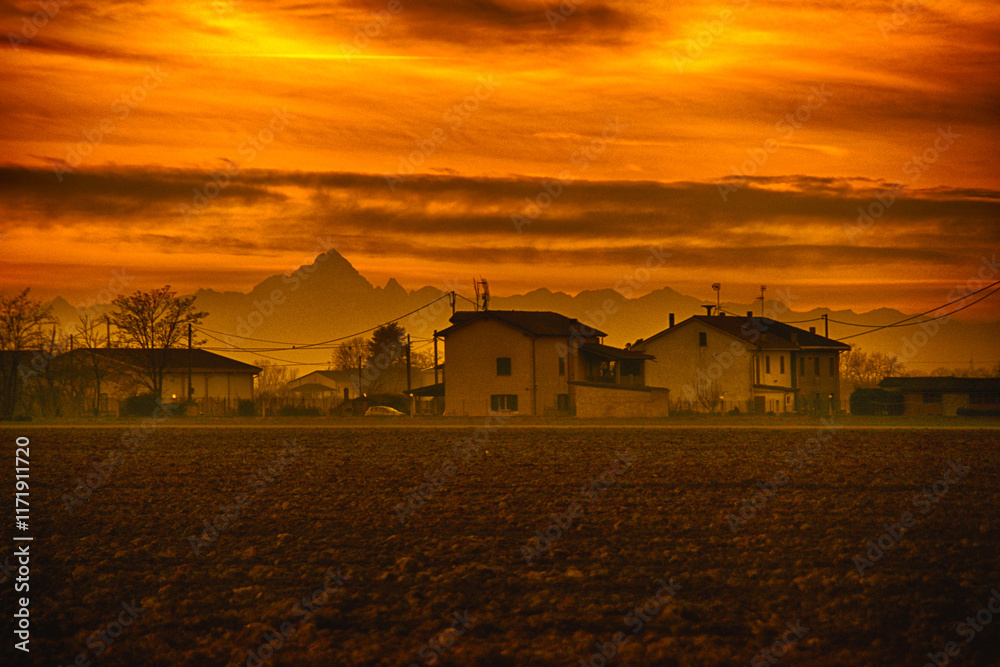 Monviso al tramonto - Foto scattata dalla provincia di Alessandria a 150 km di distanza - Piemonte - Italia Monviso al tramonto - Foto scattata dalla provincia di Alessandria a 150 km di distanza - Piemonte - Italia