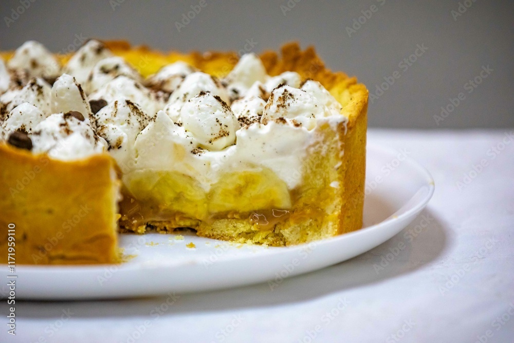 Traditional banoffee cake with banana and caramel sauce filling sprinkled with grated dark chocolate and coffee . English traditional pie Traditional banoffee cake with banana and caramel sauce filling sprinkled with grated dark chocolate and coffee . English traditional pie