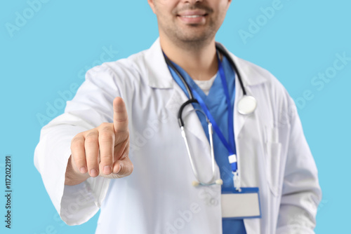 Male doctor using virtual s...