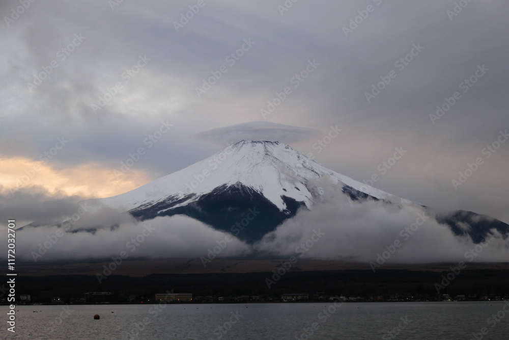Fototapeta premium 富士山の山頂に浮かぶ「天使の輪」、夕暮れの幻想的な瞬間を捉えた風景