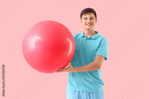 Male physiotherapist with f...