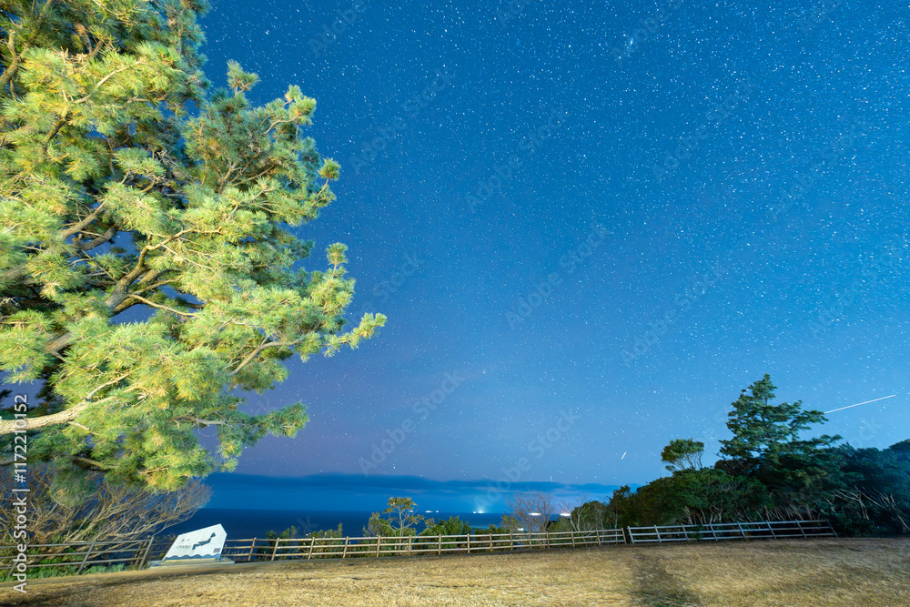 Obraz premium 和歌山県 本州最南端からの星空の風景(2024年12月)