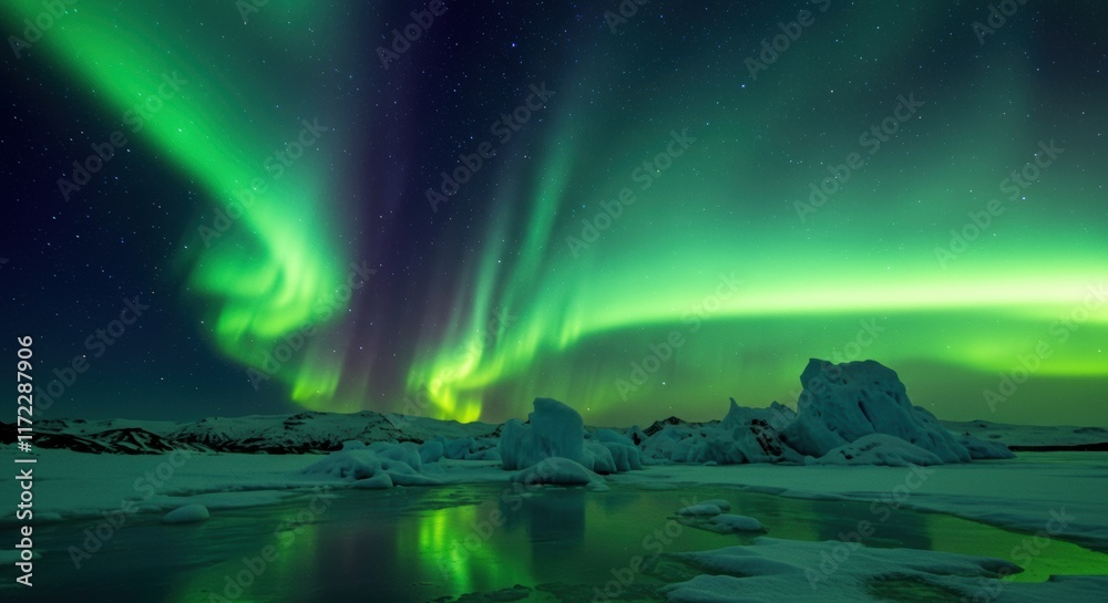 Naklejka premium Aurora Borealis over Glacial Lagoon