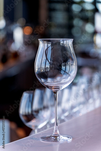 Obraz na płótnie Wine and Drink glasses are arranged in front of drinks counter bar with cityscape background w salonie