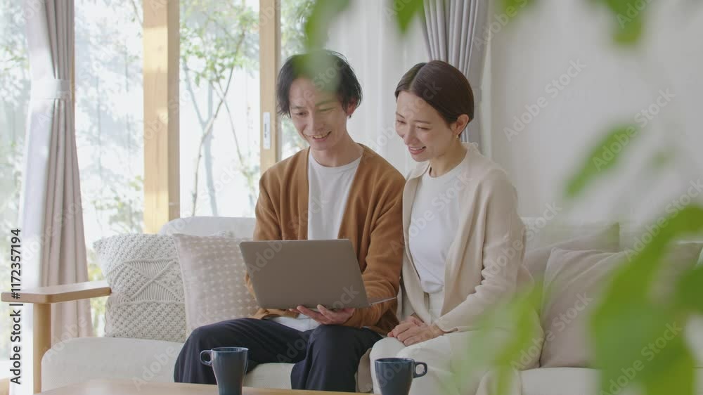 ノートパソコンを使う夫婦