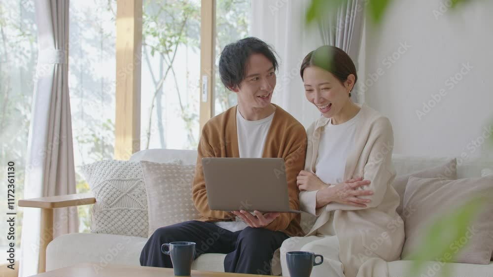 ノートパソコンを使う夫婦 ノートパソコンを使う夫婦