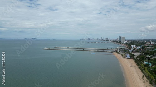 Wallpaper Mural 평온한 반암퍼 해변의 방파제와 등대 그리고 콘도, 아파트, 호텔 빌딩, Torontodigital.ca