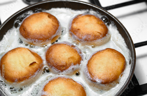 Pączki drożdżowe z różą smażone w maśle na patelni, spieniony olej rzepakowy,  photo