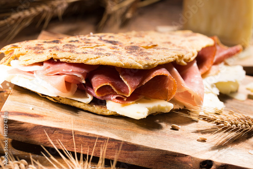 Piadina con prosciutto crudo in primo piano 