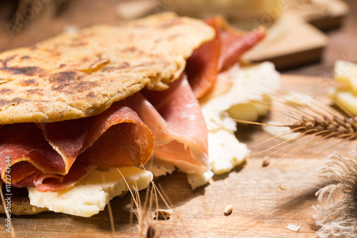 Piadina con prosciutto crudo in primo piano 