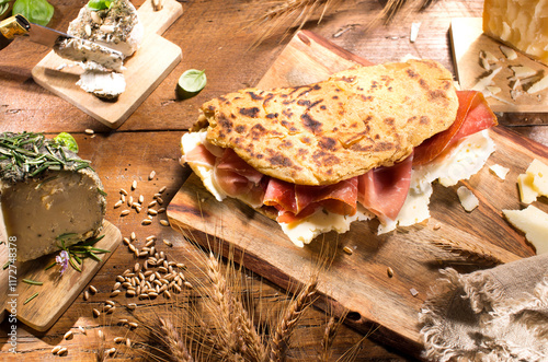 Piadina farcita su tavolo con ambientazione