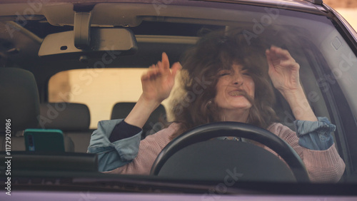 Obraz na płótnie Furious mature woman pulling her hair while driving car w salonie