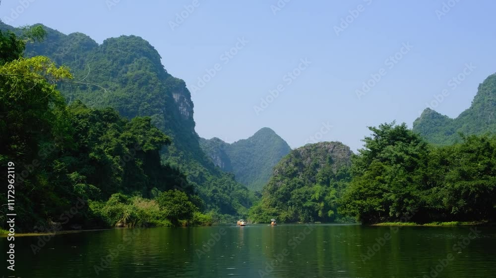 Vietnam_Bootstour in Trang An_Trockene Halong Bucht_Ninh Binh Vietnam_Bootstour in Trang An_Trockene Halong Bucht_Ninh Binh