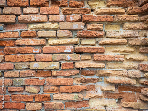 La texture di muro di mattoni molto vecchio e usurato