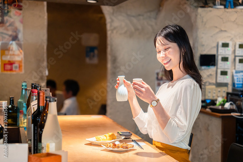 お店で一人でお酒を楽しむ女性 photo