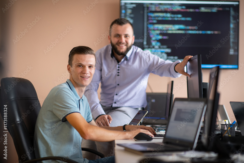 Obraz premium Programmers engrossed in deep collaboration, diligently working together to solve complex problems