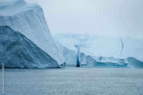 Große Eisberge und Gletscher in Grönland bei Ilulissat in der Diskobucht photo