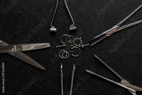 Pinzas y joyas de piercing en mesa