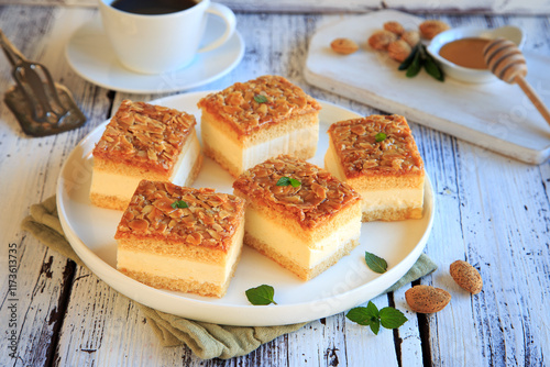 Bienenstich Torte mit Vanillecreme photo