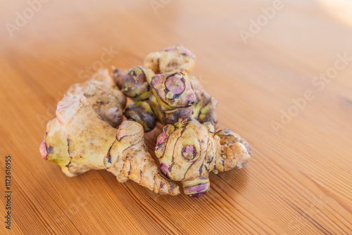 Frische Topinampur Knollen auf einem Holztisch