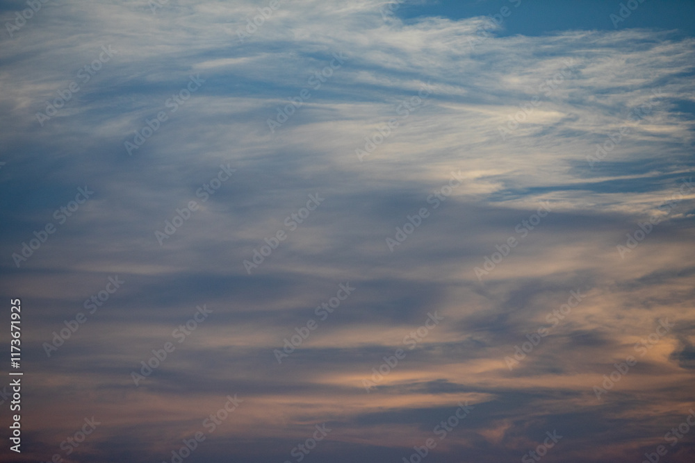 Obraz premium A beautifully serene twilight sky adorned with delicate, wispy clouds gracefully floats above