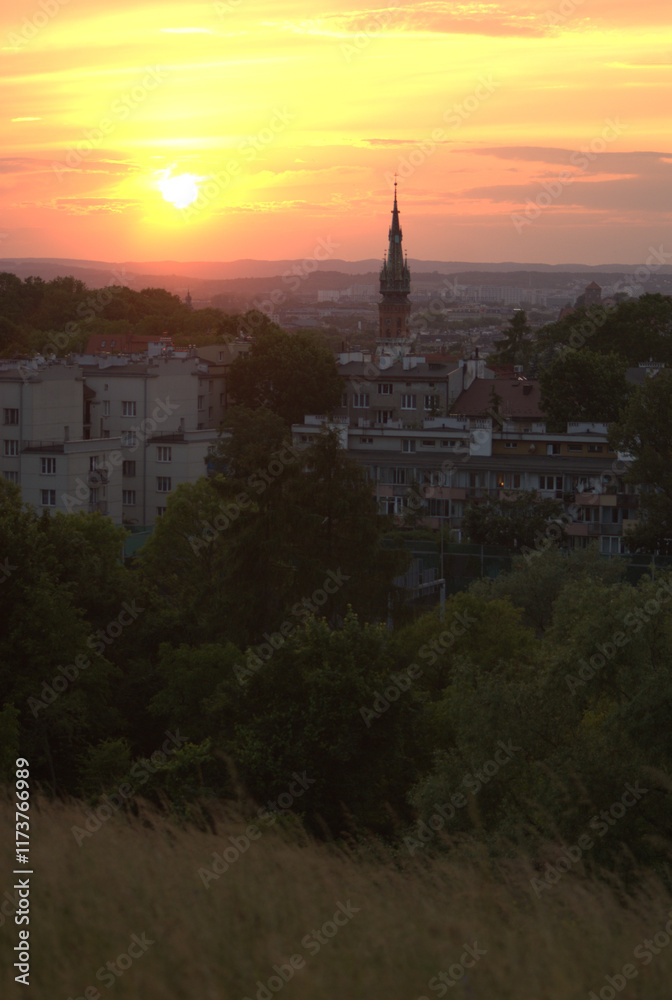 Obraz premium Widok z Kopca Kraka na zachód słońca w Krakowie