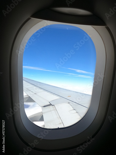 VISTA DEL CIELO DESDE LA VENTANA ABIERTA DE UN AVIÓN photo