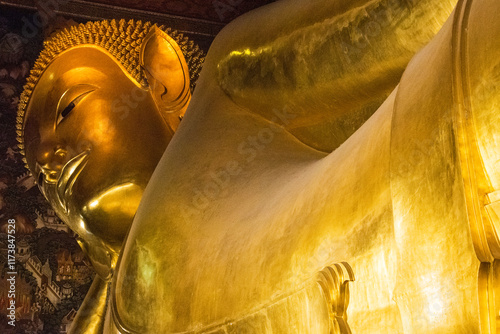 Złoty posąg leżącego Buddy w Wat Pho – symbol spokoju i duchowego oświecenia w tajskiej sztuce sakralnej