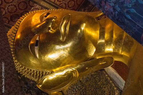 Złoty posąg leżącego Buddy w Wat Pho – symbol spokoju i duchowego oświecenia w tajskiej sztuce sakralnej