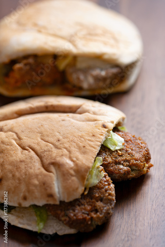 Obraz na płótnie traditional pita falafel sandwich w salonie
