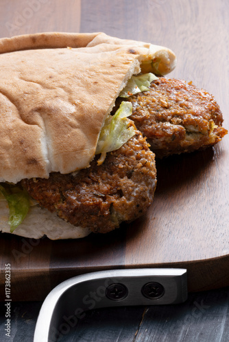 Obraz na płótnie traditional pita falafel sandwich w salonie