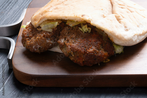 Obraz na płótnie traditional pita falafel sandwich w salonie