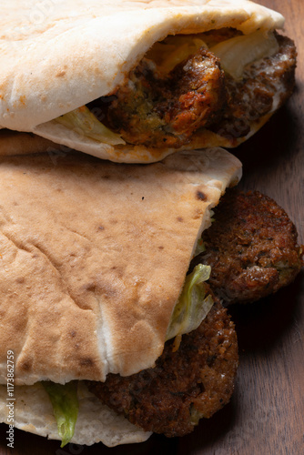 Obraz na płótnie traditional pita falafel sandwich w salonie