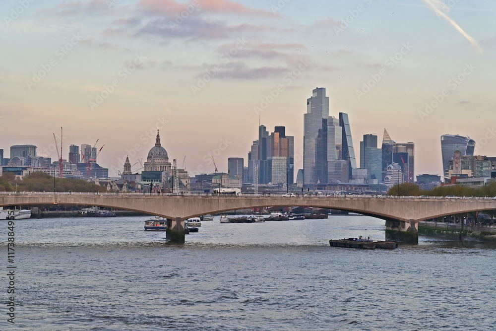 Obraz premium Londra, lo skyline della citta dall''Hungerford Bridge - Inghilterra, Regno Unito