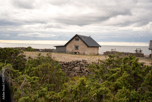 Alte historische Steinhütte an der Scheuermühle in Jordhamn. Schweden Öland photo