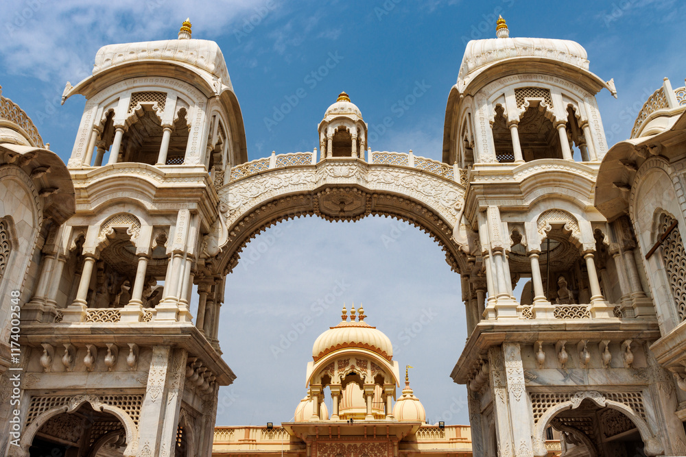 Obraz premium Exterior of the Sri Sri Krishna Balaram Mandir temple in Vrindavan, Uttar Pradesh, India, Asia