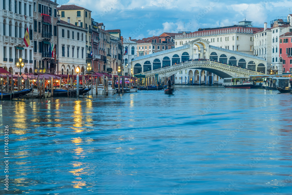 Fototapeta premium Italy, Venice. Rialto Bridge, the oldest bridge on the Grand Canal.