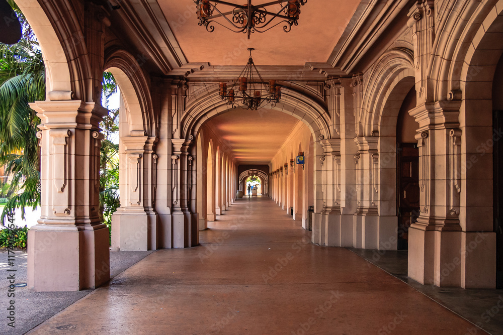 Obraz premium A long hallway with arched ceilings and a chandelier hanging from the ceiling