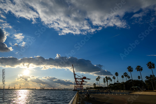 夕暮れ時、神戸の六甲アイランド、マリンパークから大阪湾の海辺の景色