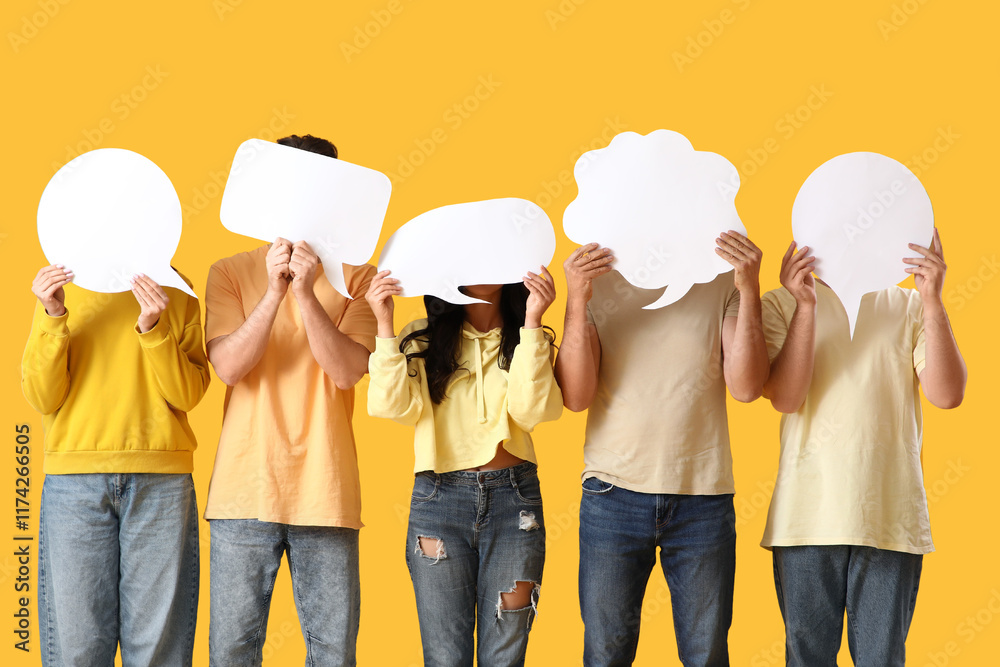 Naklejka premium Group of people with blank speech bubbles on yellow background