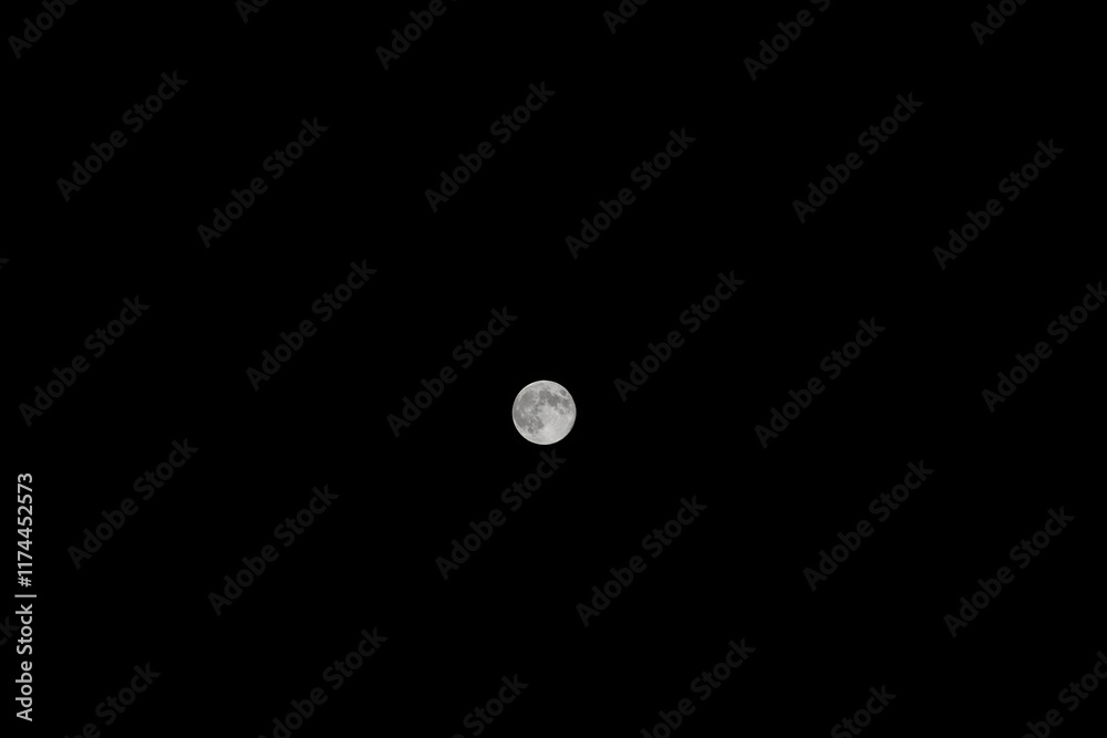 Luna llena en el centro de un fondo negro, destacando sus cráteres y detalles con claridad. Una imagen minimalista que resalta la belleza y misterio del espacio nocturno. Luna llena en el centro de un fondo negro, destacando sus cráteres y detalles con claridad. Una imagen minimalista que resalta la belleza y misterio del espacio nocturno.