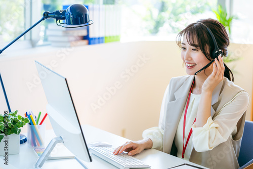 オフィスで働く女性のオペレーター