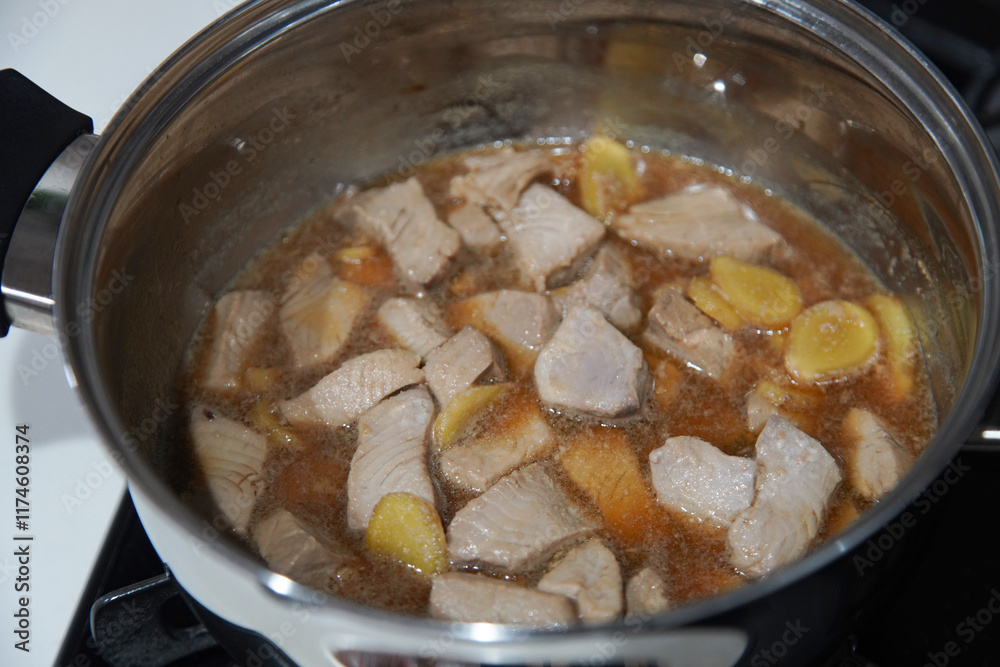 カツオの角煮を作る様子