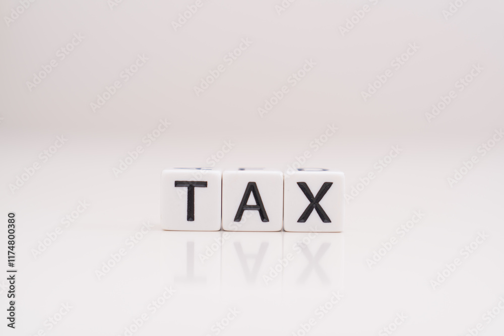 Obraz premium TAX(税金）の文字と電卓