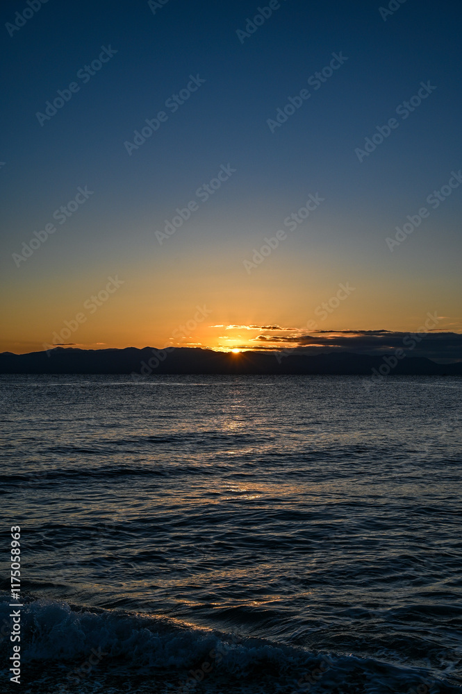 Fototapeta premium 静岡県の海岸からの初日の出
