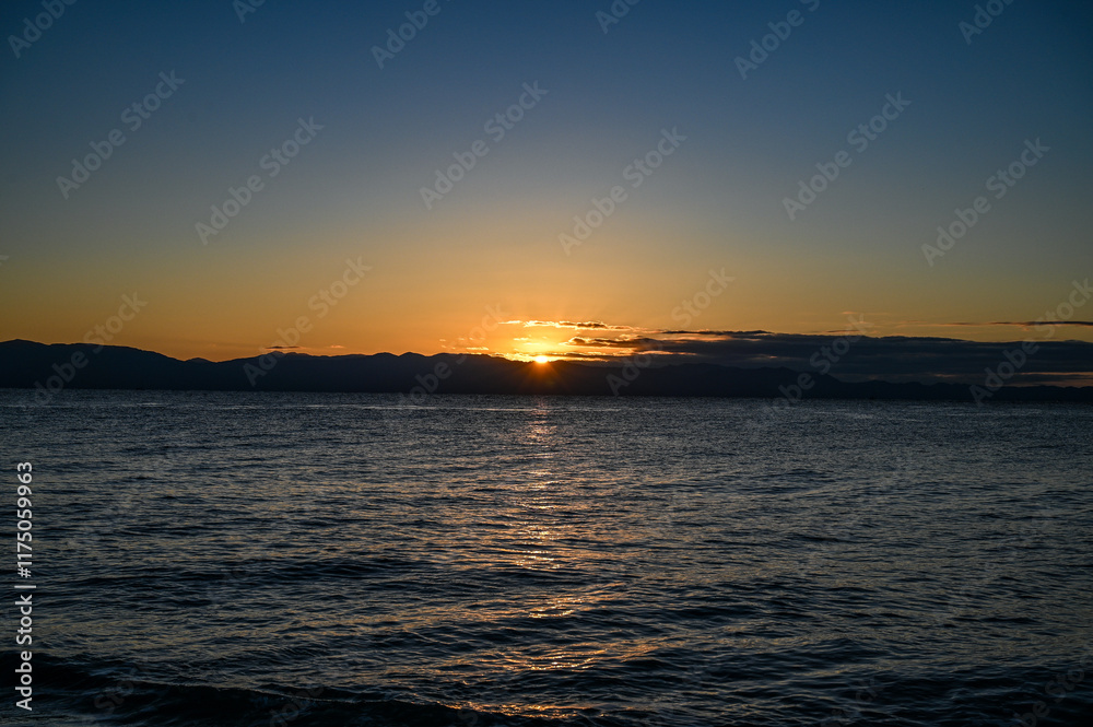 Naklejka premium 静岡県の海岸からの初日の出