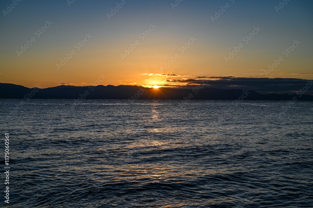 Fototapeta premium 静岡県の海岸からの初日の出