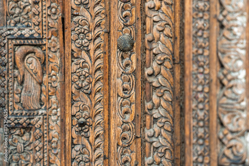 Schöne Details, Holzweg, Verzierungen in einer Holztür von einem Haveli Haus in Mandawa in Rajasthan in Indien photo